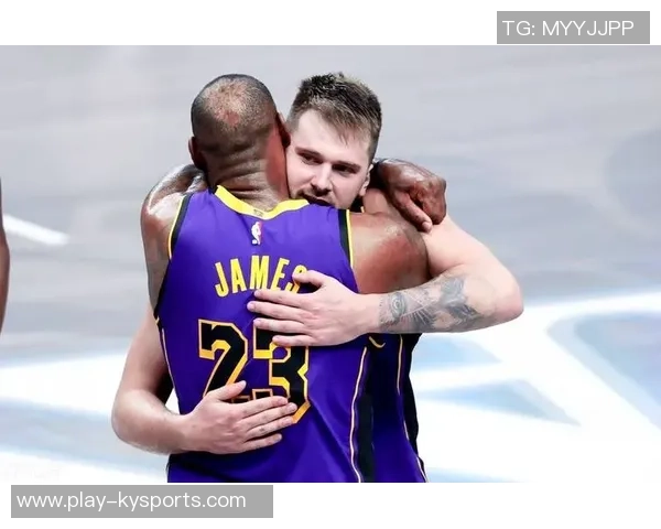 六年前的今天科比与女儿Gigi现场观赛用东契奇母语互喷垃圾话的温馨时刻